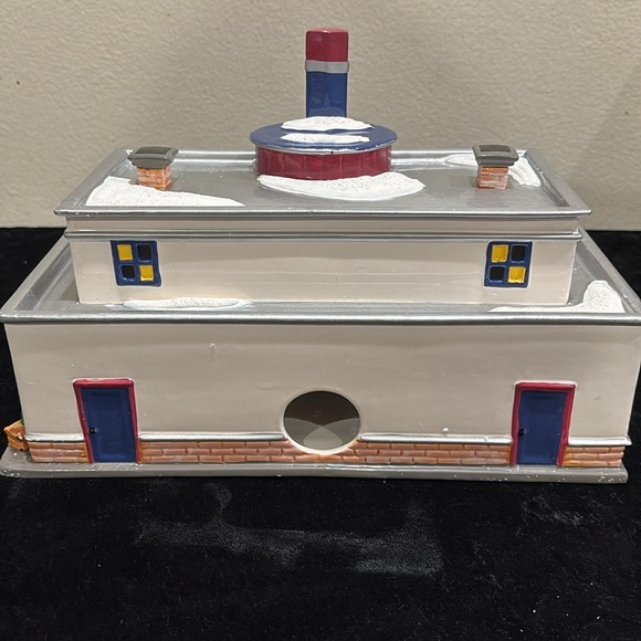 Department 56 "Reindeer Bus Depot" - Picture 5 of 9